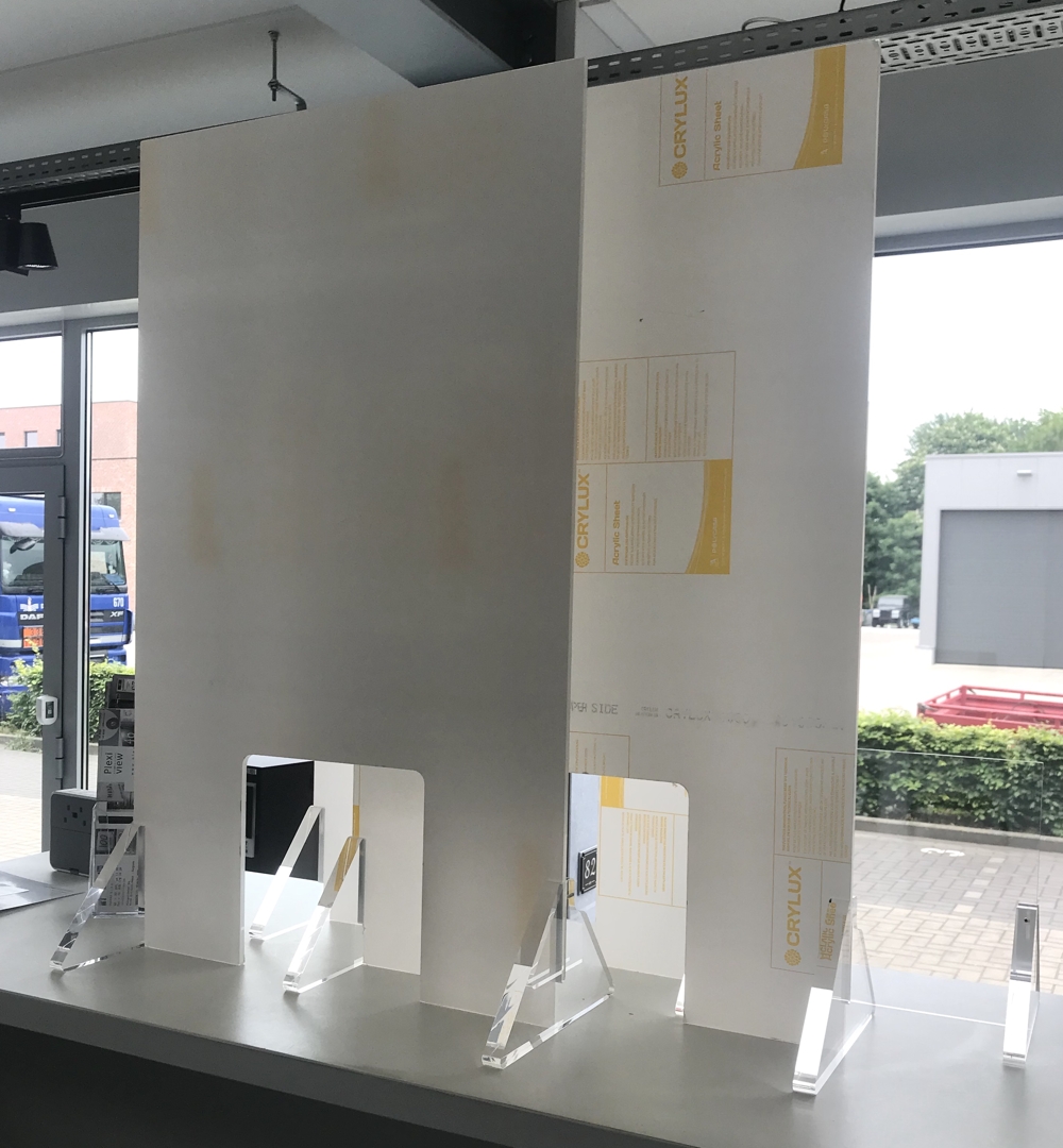 PANNEAU DE PROTECTION EN PLEXIGLAS SUR MESURE
